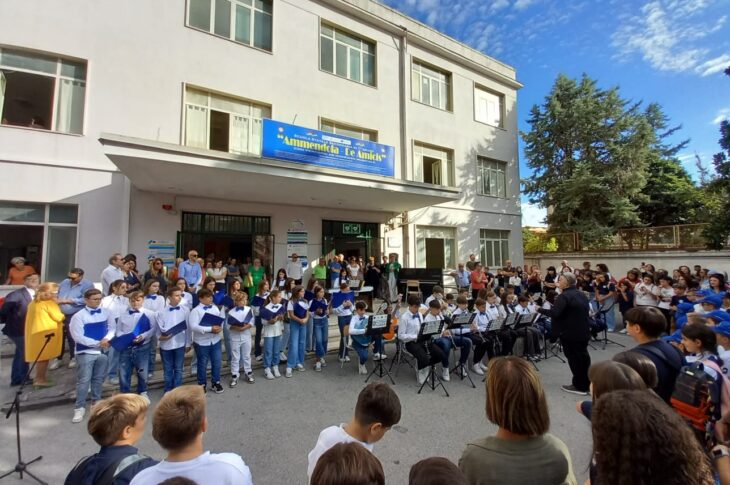 il coro e l'orchestra della scuola